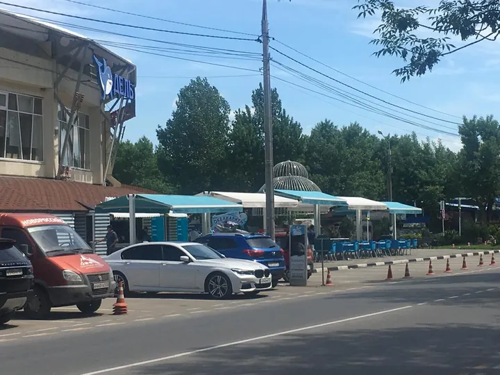 Ряд маркиз вдоль фасада отеля в Анапе