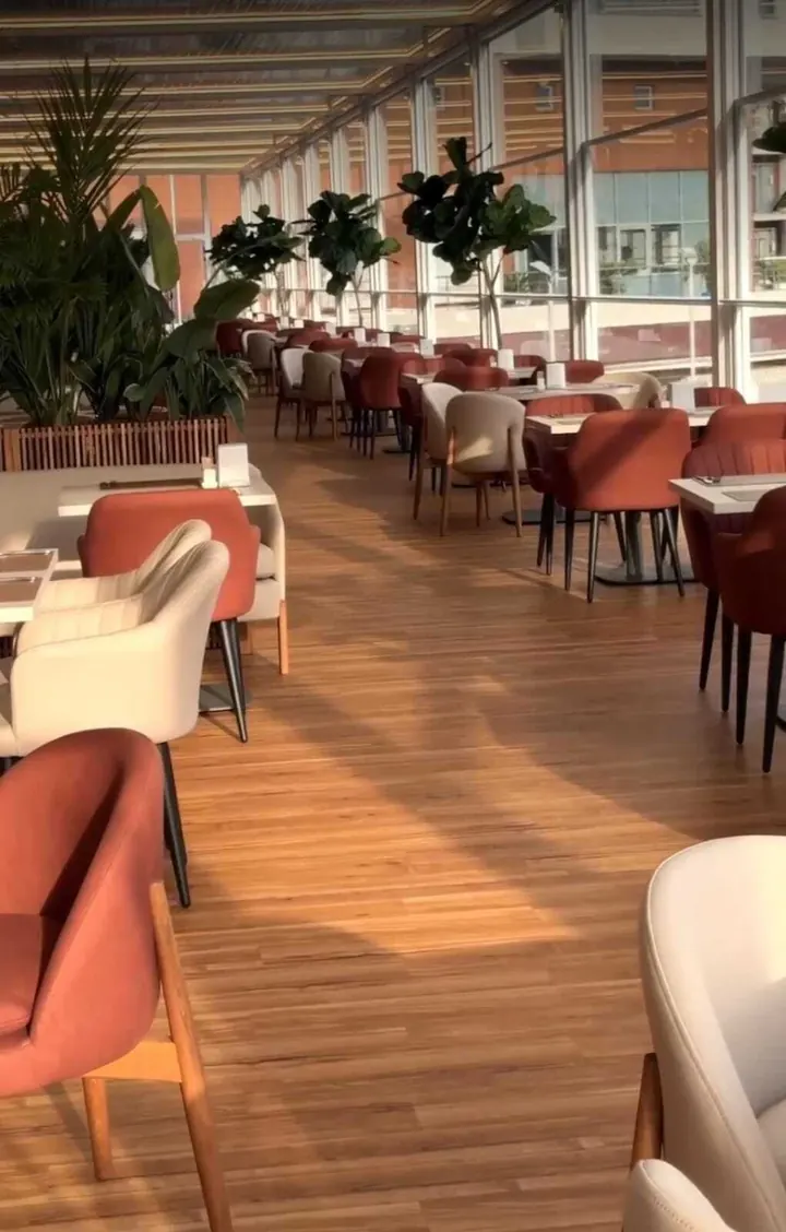 Зал ресторана под перголой в Bridge Resort